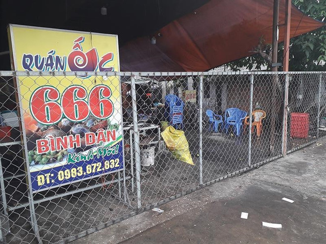 Nhóm người dùng hung khí tuyên bố dẹp quán trước mặt công an