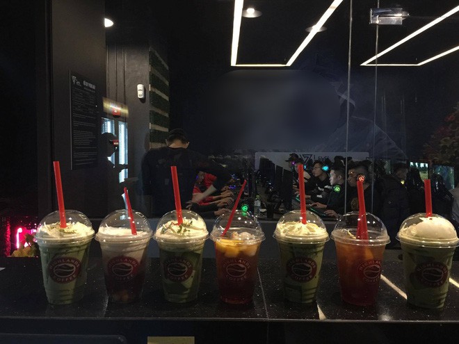 Chuyện về những anh sếp của năm: Sinh nhật nhân viên 23 tuổi tặng 23 cốc trà sữa, diện mạo điển trai lại càng gây choáng ngợp Chuyện về những anh sếp của năm: Sinh nhật nhân viên 23 tuổi tặng 23 cốc trà sữa, diện mạo điển trai lại càng gây choáng ngợp