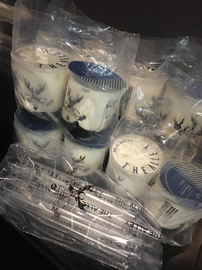 Chuyện về những anh sếp của năm: Sinh nhật nhân viên 23 tuổi tặng 23 cốc trà sữa, diện mạo điển trai lại càng gây choáng ngợp Chuyện về những anh sếp của năm: Sinh nhật nhân viên 23 tuổi tặng 23 cốc trà sữa, diện mạo điển trai lại càng gây choáng ngợp