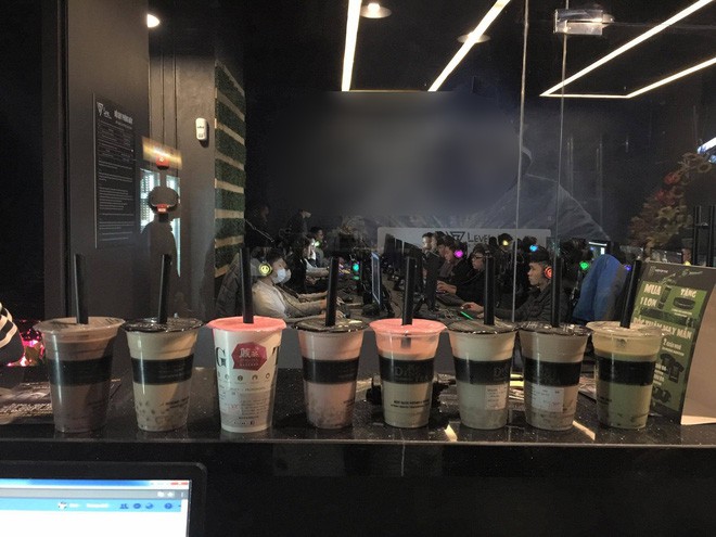 Chuyện về những anh sếp của năm: Sinh nhật nhân viên 23 tuổi tặng 23 cốc trà sữa, diện mạo điển trai lại càng gây choáng ngợp Chuyện về những anh sếp của năm: Sinh nhật nhân viên 23 tuổi tặng 23 cốc trà sữa, diện mạo điển trai lại càng gây choáng ngợp