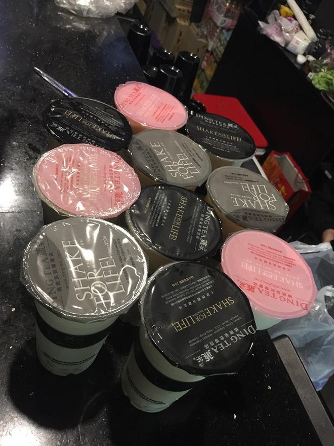 Chuyện về những anh sếp của năm: Sinh nhật nhân viên 23 tuổi tặng 23 cốc trà sữa, diện mạo điển trai lại càng gây choáng ngợp Chuyện về những anh sếp của năm: Sinh nhật nhân viên 23 tuổi tặng 23 cốc trà sữa, diện mạo điển trai lại càng gây choáng ngợp