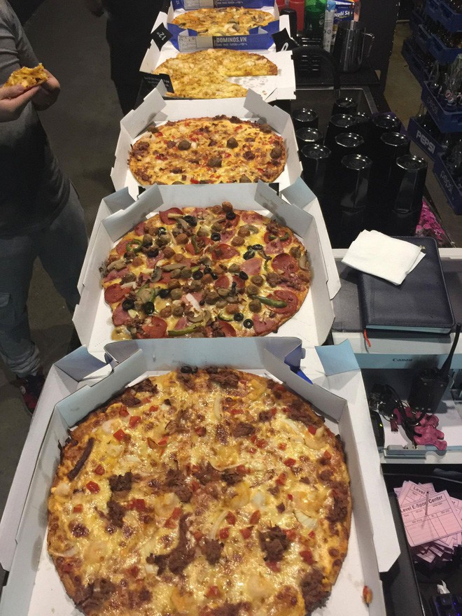 Chuyện về những anh sếp của năm: Sinh nhật nhân viên 23 tuổi tặng 23 cốc trà sữa, diện mạo điển trai lại càng gây choáng ngợp Chuyện về những anh sếp của năm: Sinh nhật nhân viên 23 tuổi tặng 23 cốc trà sữa, diện mạo điển trai lại càng gây choáng ngợp