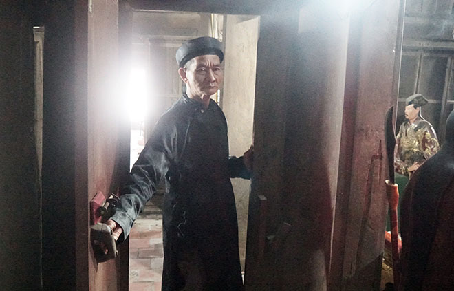 Kỳ lạ 2 pho tượng biết đứng lên, ngồi xuống trong ngôi miếu cổ hơn 700 tuổi