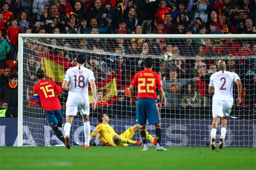 Ramos sút kiểu Panenka ghi bàn quyết định cho Tây Ban Nha