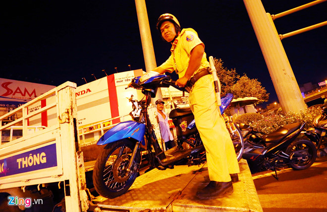 Nhậu quá chén, tài xế bị tạm giữ xe giữa khuya ở Sài Gòn