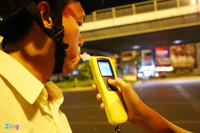 Nhậu quá chén, tài xế bị tạm giữ xe giữa khuya ở Sài Gòn