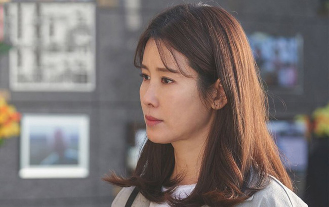 Mặc váy ren đỏ hí hửng đón đêm tân hôn, nhưng tôi choáng váng khi thấy mẹ chồng ngồi sẵn trong phòng với 1 vật đáng sợ