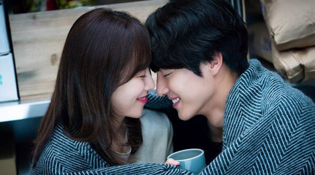 Mặc váy ren đỏ hí hửng đón đêm tân hôn, nhưng tôi choáng váng khi thấy mẹ chồng ngồi sẵn trong phòng với 1 vật đáng sợ