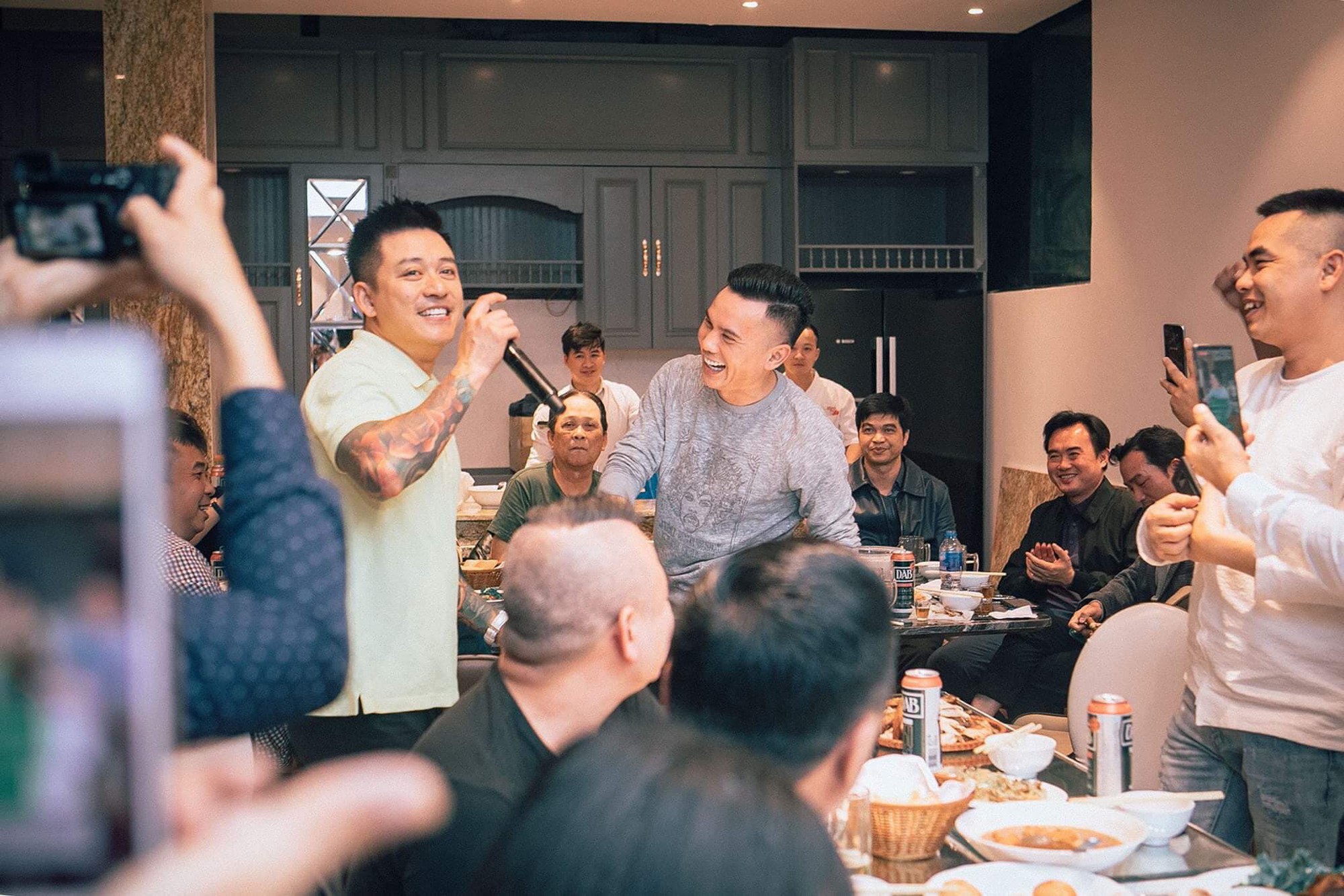 Đọ độ khủng bên trong nhà bạc tỷ của sao Việt: Người mạnh tay dát vàng như cung điện, người tối giản đến từng chi tiết!