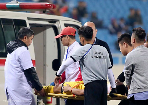 Cầu thủ Brunei nhập viện cấp cứu