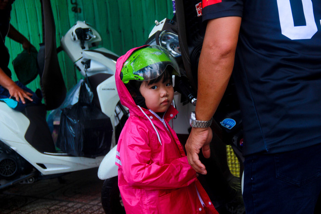 Người Sài Gòn trở tay không kịp, người ướt sũng chạy cơn mưa sau nhiều tháng nắng gắt