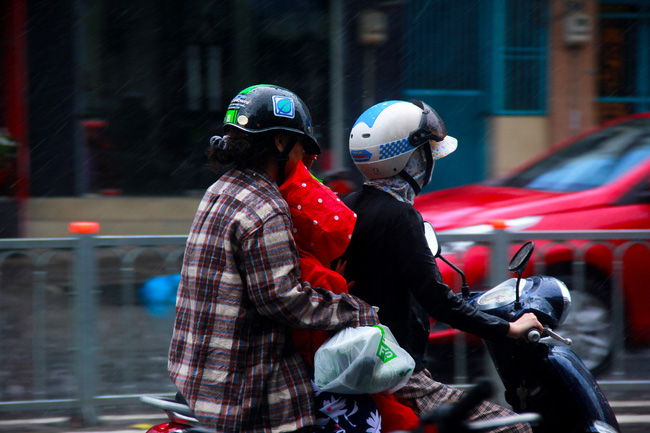 Người Sài Gòn trở tay không kịp, người ướt sũng chạy cơn mưa sau nhiều tháng nắng gắt