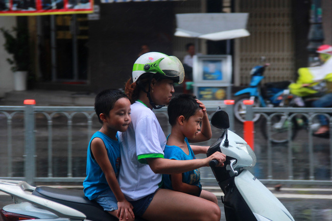 Người Sài Gòn trở tay không kịp, người ướt sũng chạy cơn mưa sau nhiều tháng nắng gắt