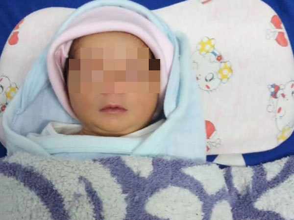 Nữ chủ tịch phường lên tiếng về nhóm người quỳ lạy trước nhà xin lại con