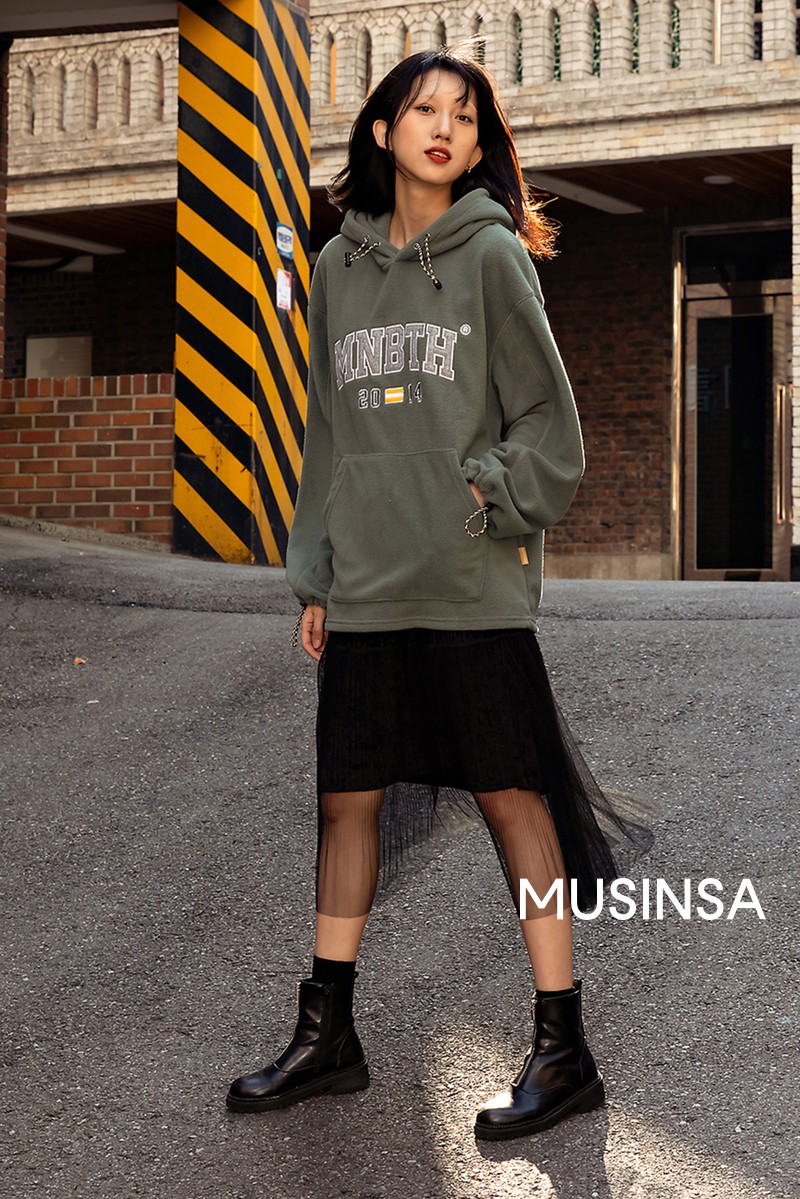 Street style giới trẻ Hàn tuần qua chứng minh đỉnh cao của mặc đẹp chính là lên đồ đơn giản hết cỡ nhưng vẫn đẹp hết nấc