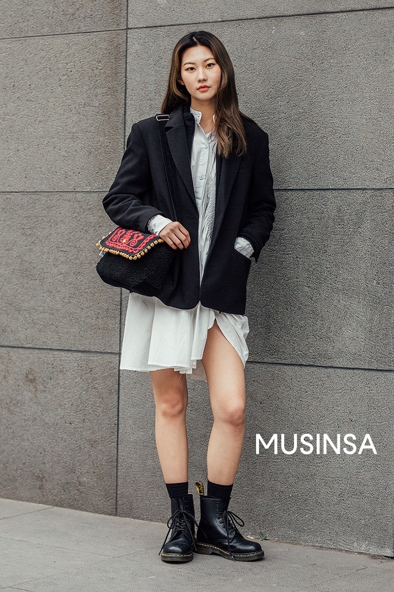 Street style giới trẻ Hàn tuần qua chứng minh đỉnh cao của mặc đẹp chính là lên đồ đơn giản hết cỡ nhưng vẫn đẹp hết nấc