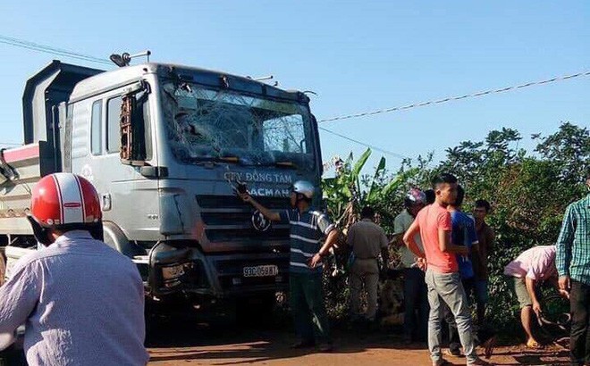 Xe ben chở cát lao vào nhà dân lúc rạng sáng, 2 vợ chồng thương vong