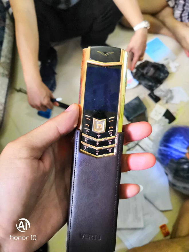 Đi chùa, người đàn ông bị mất túi xách chứa ĐTDĐ Vertu giá gần 1 tỷ đồng ở Sài Gòn