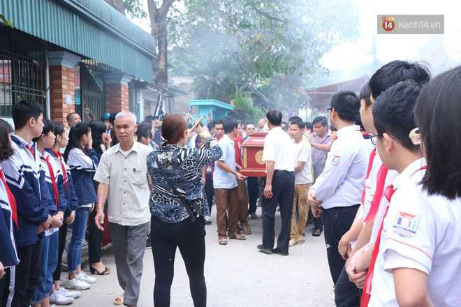 Buổi chào cờ lặng lẽ và phút mặc niệm ở mái trường nơi 8 em học sinh đuối nước thương tâm