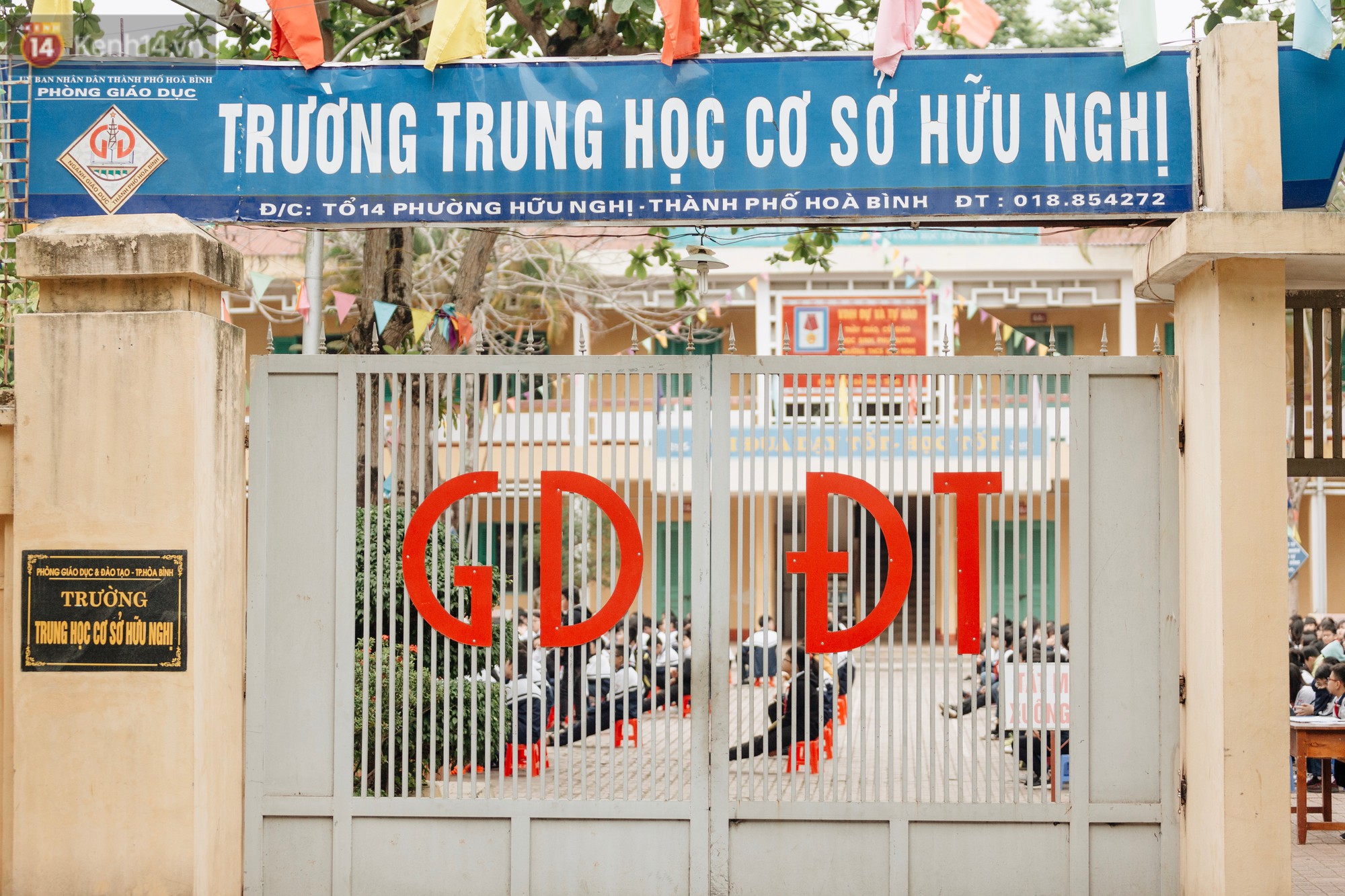 Buổi chào cờ lặng lẽ và phút mặc niệm ở mái trường nơi 8 em học sinh đuối nước thương tâm