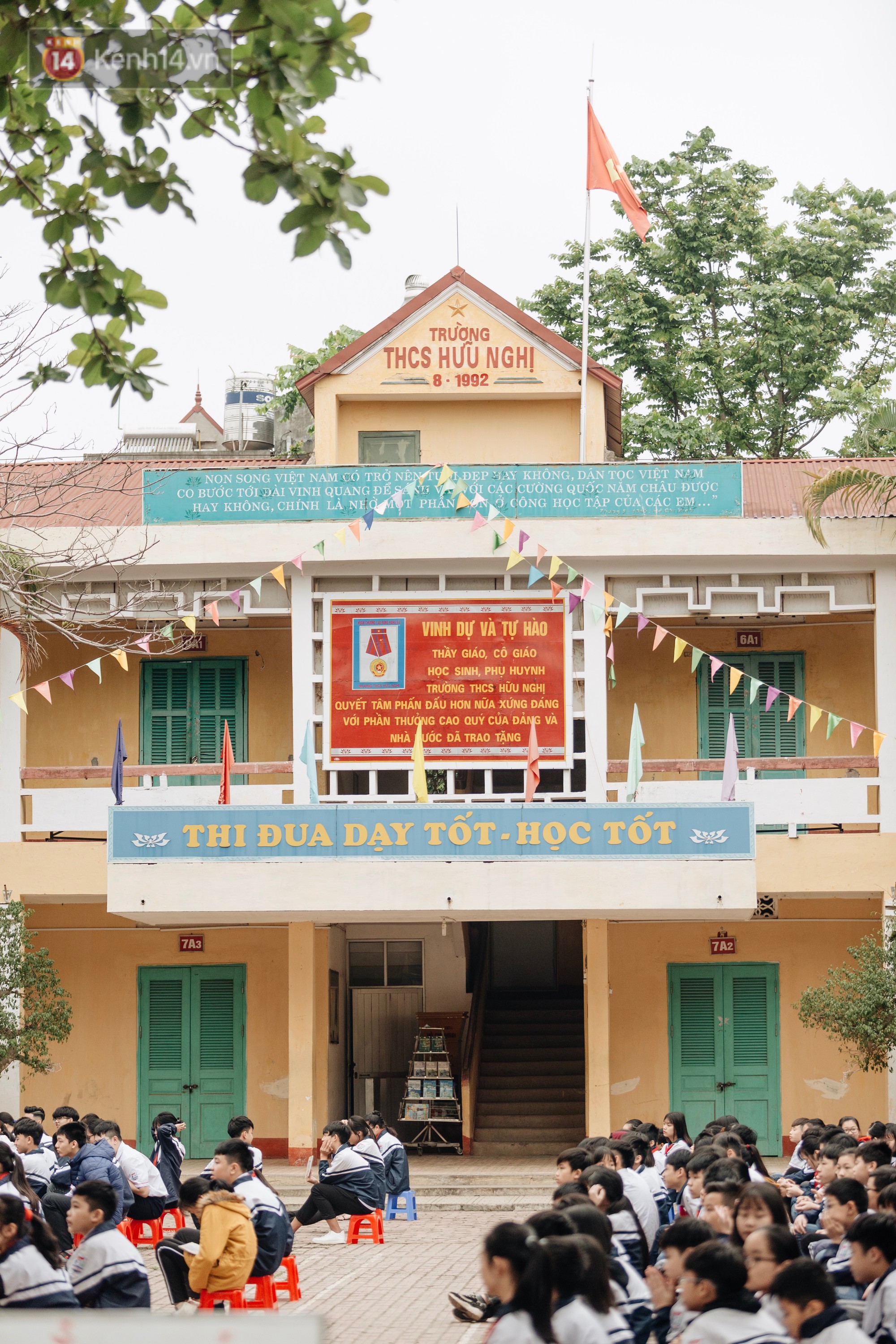 Buổi chào cờ lặng lẽ và phút mặc niệm ở mái trường nơi 8 em học sinh đuối nước thương tâm