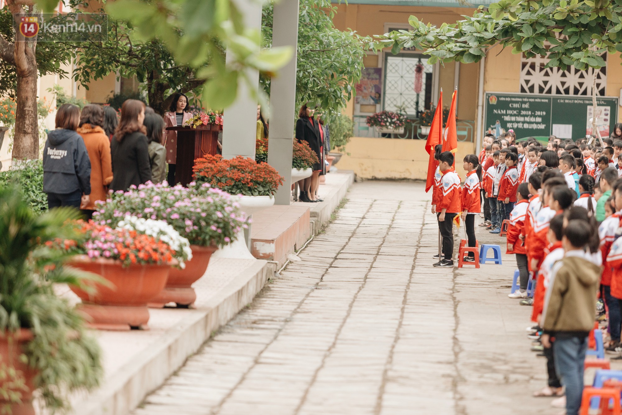 Buổi chào cờ lặng lẽ và phút mặc niệm ở mái trường nơi 8 em học sinh đuối nước thương tâm