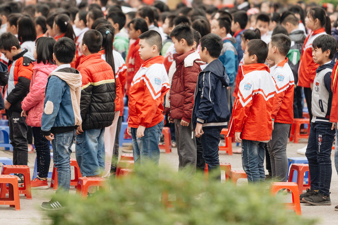 Buổi chào cờ lặng lẽ và phút mặc niệm ở mái trường nơi 8 em học sinh đuối nước thương tâm