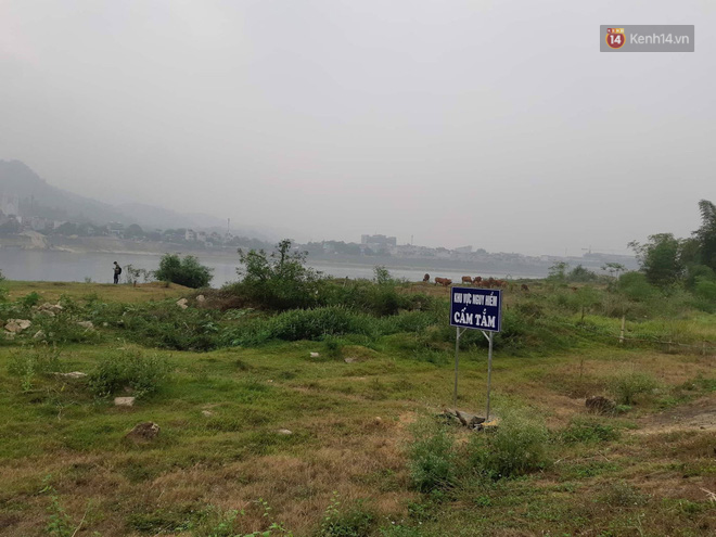 Buổi chào cờ lặng lẽ và phút mặc niệm ở mái trường nơi 8 em học sinh đuối nước thương tâm