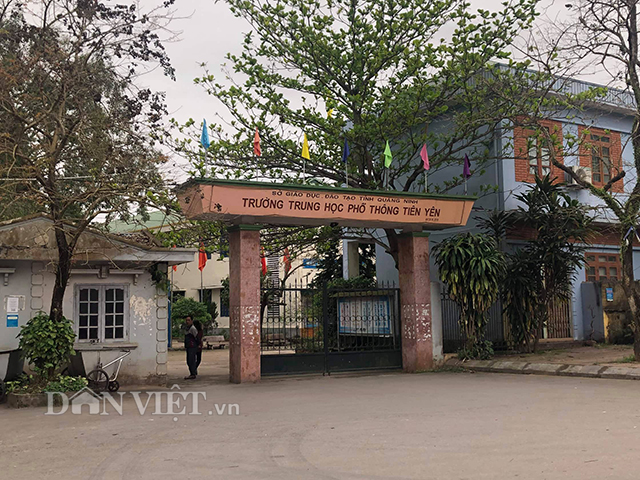 Bày tỏ bức xúc, 500 học sinh cùng trường đồng loạt nghỉ học