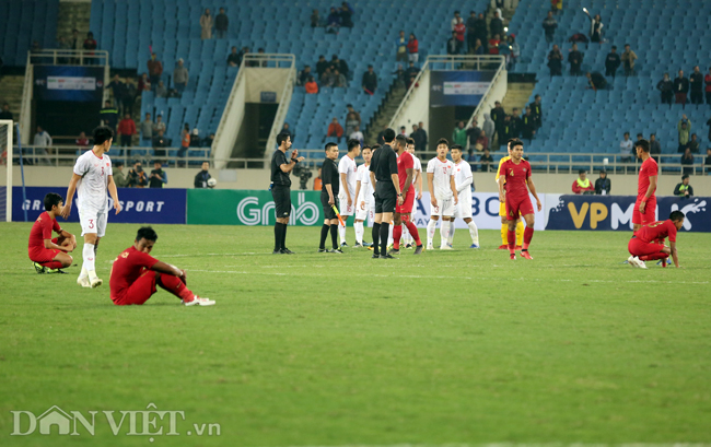 Video ảnh Cầu thủ U23 Indonesia gục ngã trên sân sau trận thua đáng tiếc