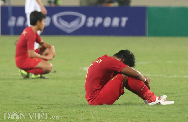 Video ảnh Cầu thủ U23 Indonesia gục ngã trên sân sau trận thua đáng tiếc