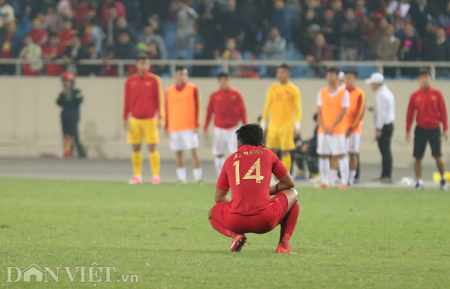 Video ảnh Cầu thủ U23 Indonesia gục ngã trên sân sau trận thua đáng tiếc