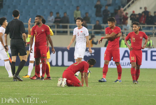 Video ảnh Cầu thủ U23 Indonesia gục ngã trên sân sau trận thua đáng tiếc