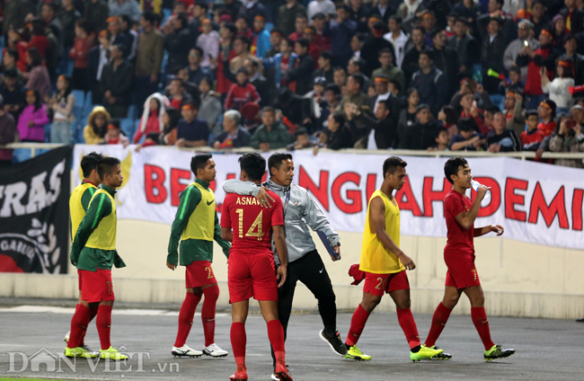 Video ảnh Cầu thủ U23 Indonesia gục ngã trên sân sau trận thua đáng tiếc