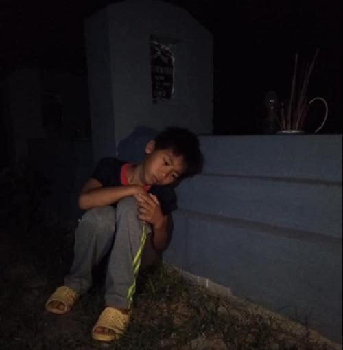 Bố mất, mẹ bỏ đi khi còn đỏ hỏn, bé trai 9 tuổi lạnh lẽo ngủ bên mộ bà nội?