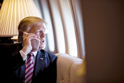 Trump có thể giải cứu Apple khỏi lệnh cấm bán iPhone tại Mỹ