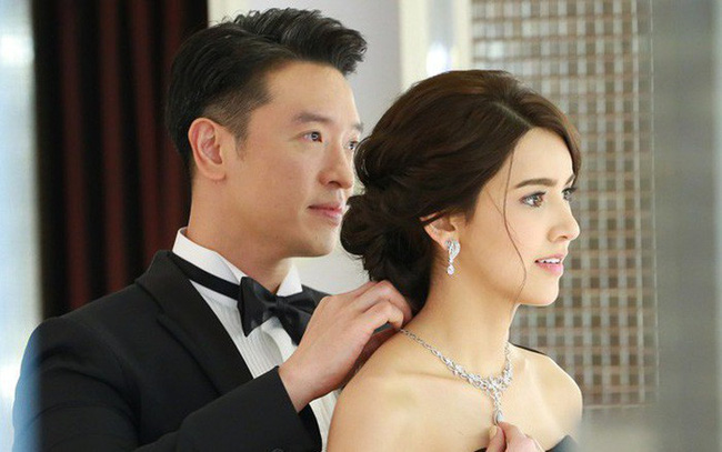 Gặp chồng dẫn bồ đi mua vàng, vợ cố nén giận giả làm ngơ nhưng không ngờ đằng sau lại chơi lớn thế này