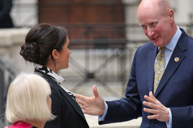 Nữ hoàng đưa trợ lý thân cận quay trở lại để trông chừng cháu dâu Meghan và Hoàng tử Harry vì lý do này