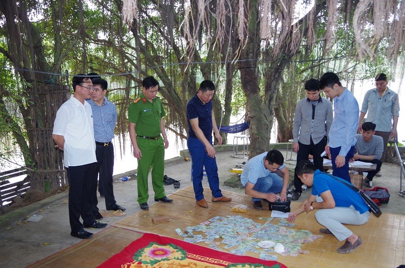 Công an Hưng Yên triệt phá sới bạc khủng, bắt 42 đối tượng
