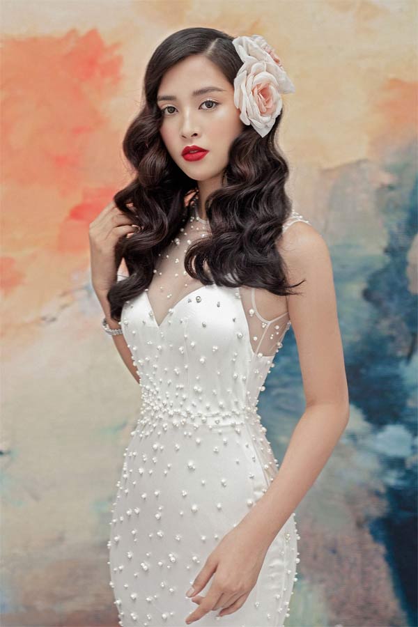 Tiểu Vy khoe ngực đầy qua váy trong suốt, xẻ sâu