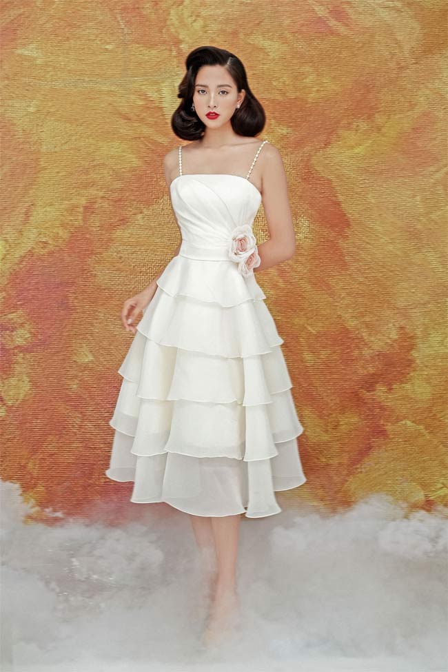 Tiểu Vy khoe ngực đầy qua váy trong suốt, xẻ sâu