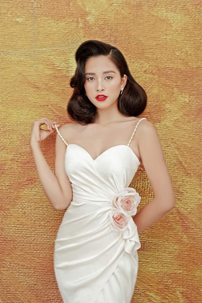 Tiểu Vy khoe ngực đầy qua váy trong suốt, xẻ sâu