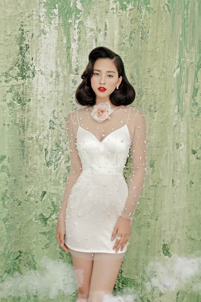 Tiểu Vy khoe ngực đầy qua váy trong suốt, xẻ sâu