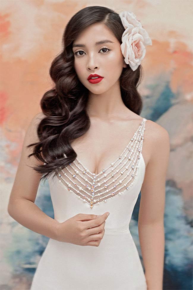 Tiểu Vy khoe ngực đầy qua váy trong suốt, xẻ sâu