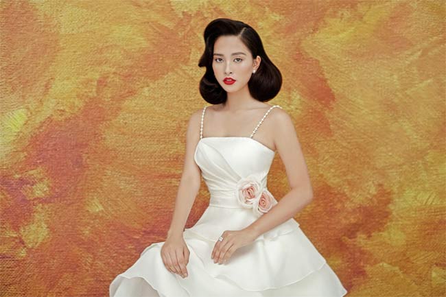 Tiểu Vy khoe ngực đầy qua váy trong suốt, xẻ sâu