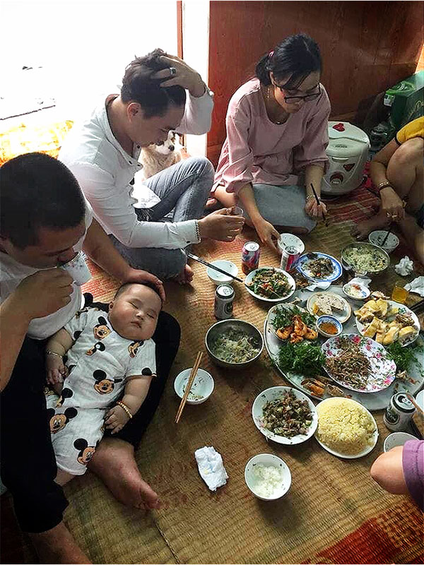 Ông bố đang cầm chén rượu vẫn ôm con cho vợ ăn cỗ, drama cô vợ tiết lộ phía sau mới đáng chú ý