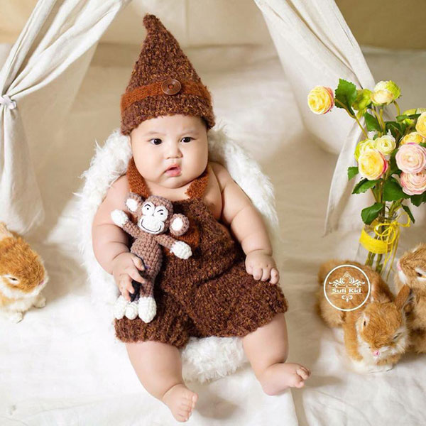 Ông bố đang cầm chén rượu vẫn ôm con cho vợ ăn cỗ, drama cô vợ tiết lộ phía sau mới đáng chú ý