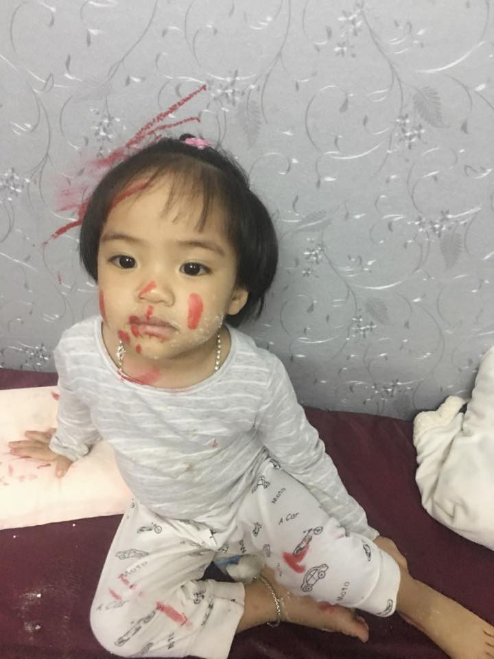 Thấy mỹ phẩm, sữa bột đổ tung tóe khắp giường, mẹ chưa kịp tức giận đã sững người với lý do con gái 2 tuổi đưa ra