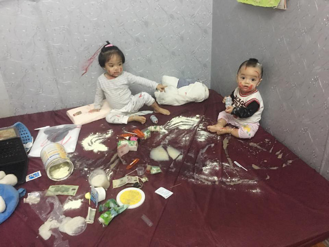 Thấy mỹ phẩm, sữa bột đổ tung tóe khắp giường, mẹ chưa kịp tức giận đã sững người với lý do con gái 2 tuổi đưa ra