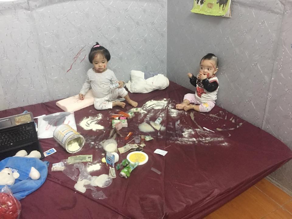 Thấy mỹ phẩm, sữa bột đổ tung tóe khắp giường, mẹ chưa kịp tức giận đã sững người với lý do con gái 2 tuổi đưa ra Thấy mỹ phẩm, sữa bột đổ tung tóe khắp giường, mẹ chưa kịp tức giận đã sững người với lý do con gái 2 tuổi đưa ra
